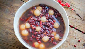 Savor Hue’s rich red bean pudding on a culinary tour